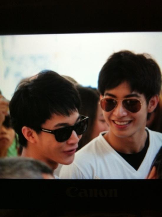 โตโน่ & ริท งานขายเสื้อช่วยเหลือผู้ประสบภัยน้ำท่วม @เซ็นทรัลลาดพร้าว