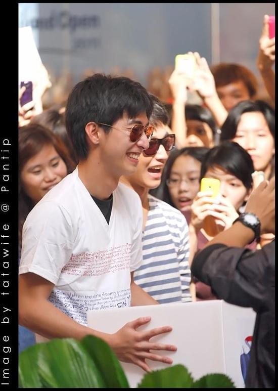 โตโน่ & ริท งานขายเสื้อช่วยเหลือผู้ประสบภัยน้ำท่วม @เซ็นทรัลลาดพร้าว