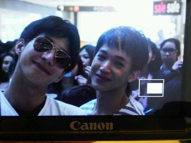 โตโน่ & ริท งานขายเสื้อช่วยเหลือผู้ประสบภัยน้ำท่วม @เซ็นทรัลลาดพร้าว