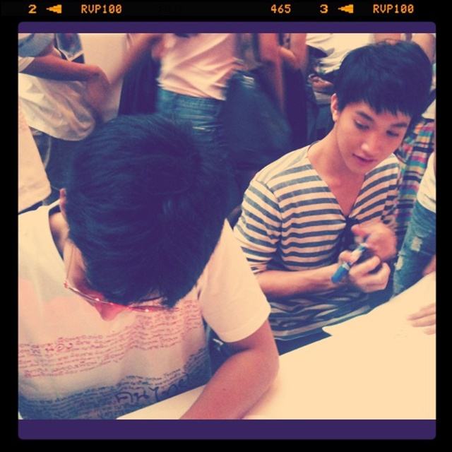 โตโน่ & ริท งานขายเสื้อช่วยเหลือผู้ประสบภัยน้ำท่วม @เซ็นทรัลลาดพร้าว