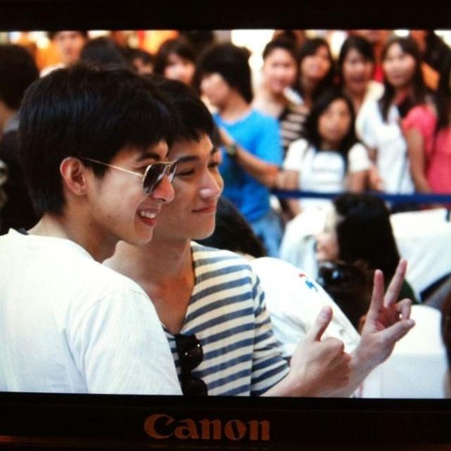 โตโน่ & ริท งานขายเสื้อช่วยเหลือผู้ประสบภัยน้ำท่วม @เซ็นทรัลลาดพร้าว