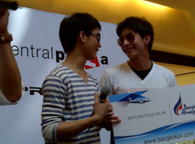 โตโน่ & ริท งานขายเสื้อช่วยเหลือผู้ประสบภัยน้ำท่วม @เซ็นทรัลลาดพร้าว