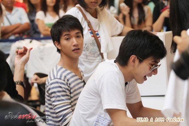 โตโน่ & ริท งานขายเสื้อช่วยเหลือผู้ประสบภัยน้ำท่วม @เซ็นทรัลลาดพร้าว