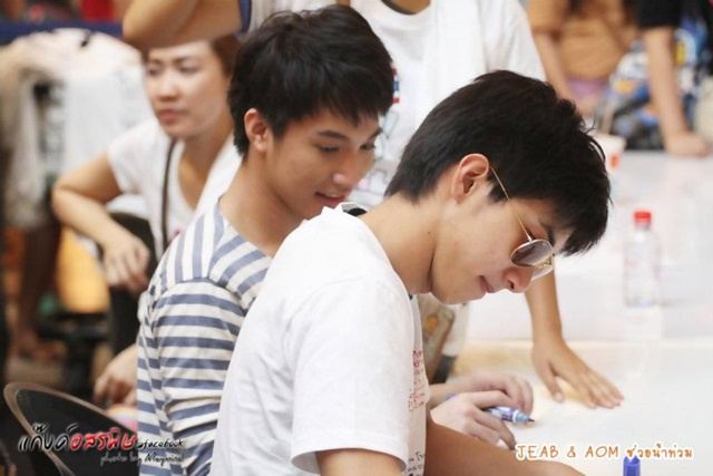 โตโน่ & ริท งานขายเสื้อช่วยเหลือผู้ประสบภัยน้ำท่วม @เซ็นทรัลลาดพร้าว