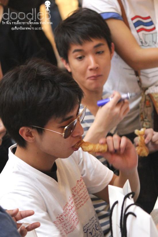 โตโน่ & ริท งานขายเสื้อช่วยเหลือผู้ประสบภัยน้ำท่วม @เซ็นทรัลลาดพร้าว