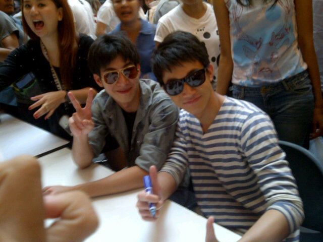 โตโน่ & ริท งานขายเสื้อช่วยเหลือผู้ประสบภัยน้ำท่วม @เซ็นทรัลลาดพร้าว