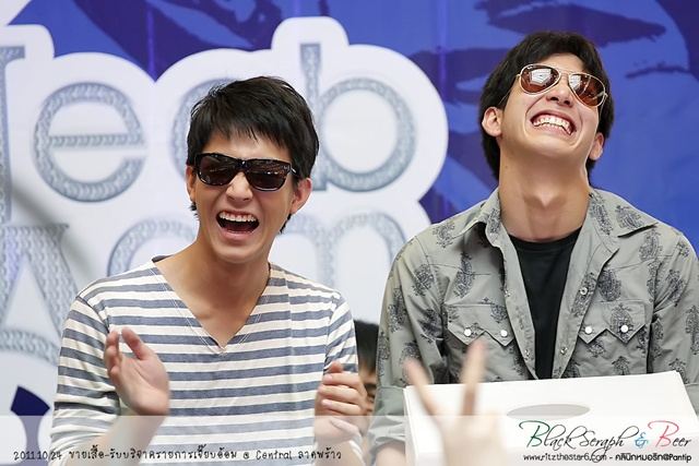 โตโน่ & ริท งานขายเสื้อช่วยเหลือผู้ประสบภัยน้ำท่วม @เซ็นทรัลลาดพร้าว