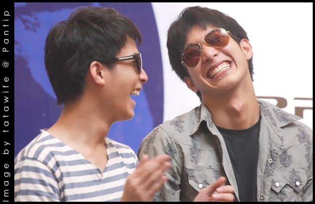 โตโน่ & ริท งานขายเสื้อช่วยเหลือผู้ประสบภัยน้ำท่วม @เซ็นทรัลลาดพร้าว