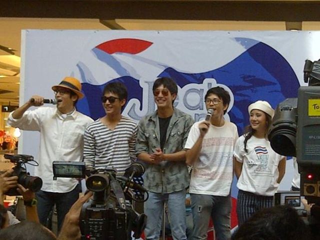 โตโน่ & ริท งานขายเสื้อช่วยเหลือผู้ประสบภัยน้ำท่วม @เซ็นทรัลลาดพร้าว