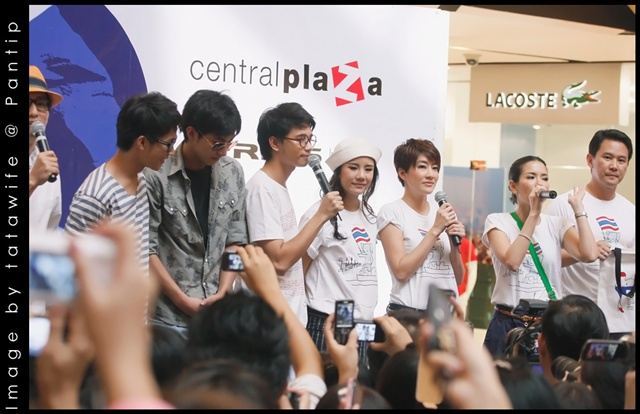 โตโน่ & ริท งานขายเสื้อช่วยเหลือผู้ประสบภัยน้ำท่วม @เซ็นทรัลลาดพร้าว