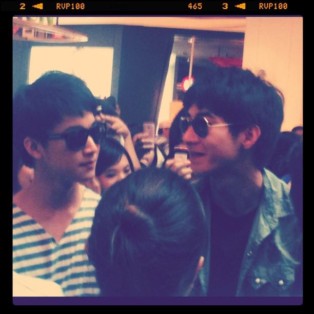 โตโน่ & ริท งานขายเสื้อช่วยเหลือผู้ประสบภัยน้ำท่วม @เซ็นทรัลลาดพร้าว