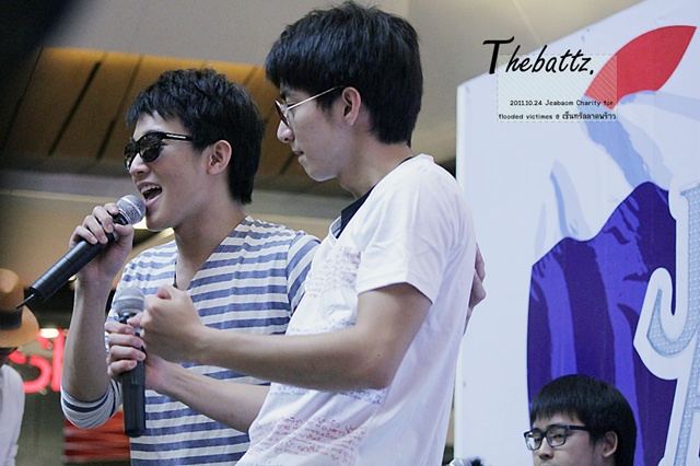 โตโน่ & ริท งานขายเสื้อช่วยเหลือผู้ประสบภัยน้ำท่วม @เซ็นทรัลลาดพร้าว