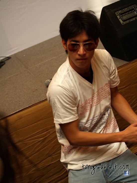 โตโน่ & ริท งานขายเสื้อช่วยเหลือผู้ประสบภัยน้ำท่วม @เซ็นทรัลลาดพร้าว