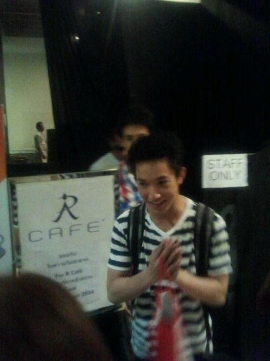 โตโน่ & ริท งานขายเสื้อช่วยเหลือผู้ประสบภัยน้ำท่วม @เซ็นทรัลลาดพร้าว