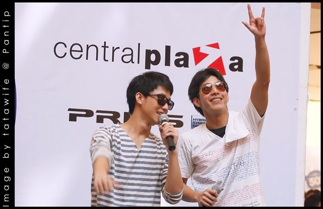 โตโน่ & ริท งานขายเสื้อช่วยเหลือผู้ประสบภัยน้ำท่วม @เซ็นทรัลลาดพร้าว