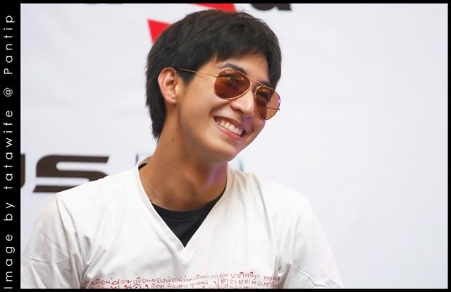 โตโน่ & ริท งานขายเสื้อช่วยเหลือผู้ประสบภัยน้ำท่วม @เซ็นทรัลลาดพร้าว