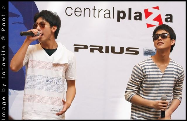 โตโน่ & ริท งานขายเสื้อช่วยเหลือผู้ประสบภัยน้ำท่วม @เซ็นทรัลลาดพร้าว