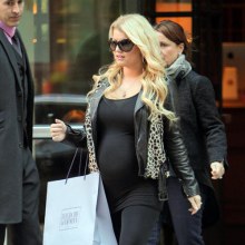 Jessica Simpson ท้องหรือไม่…ดูจากรูปเอาเอง