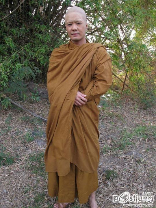 &ldquo; เคลลี่&rdquo; โกนหัวบวช ส่งท้ายตอนอวสานละคร &ldquo; เสือสั่งฟ้า&rdquo;