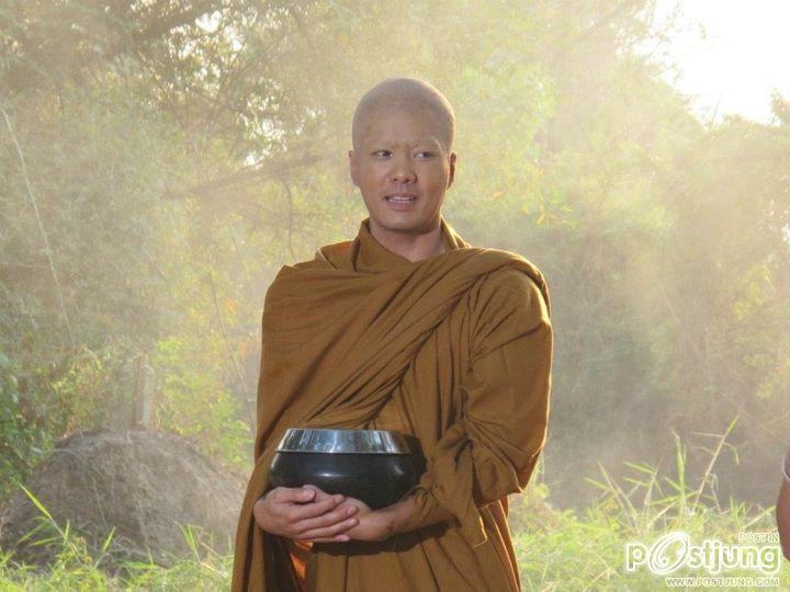 &ldquo; เคลลี่&rdquo; โกนหัวบวช ส่งท้ายตอนอวสานละคร &ldquo; เสือสั่งฟ้า&rdquo;