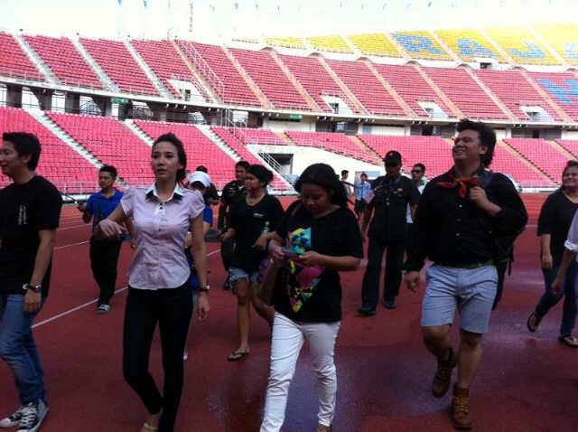 อั้ม-พัชราภา และพี่เอ ช่วยเหลือผู้ประสบภัย สนามราชมังคลา