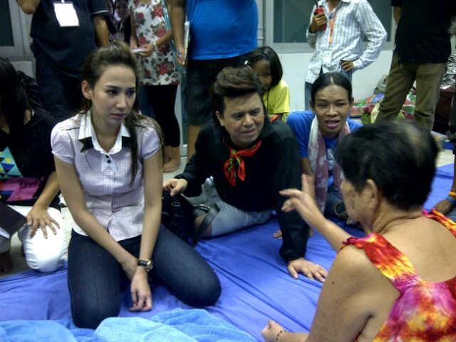 อั้ม-พัชราภา และพี่เอ ช่วยเหลือผู้ประสบภัย สนามราชมังคลา