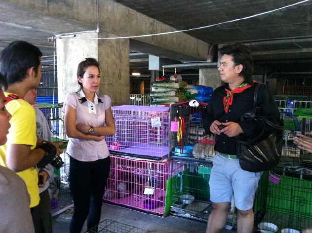 อั้ม-พัชราภา และพี่เอ ช่วยเหลือผู้ประสบภัย สนามราชมังคลา