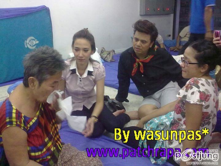 อั้ม-พัชราภา และพี่เอ ช่วยเหลือผู้ประสบภัย สนามราชมังคลา