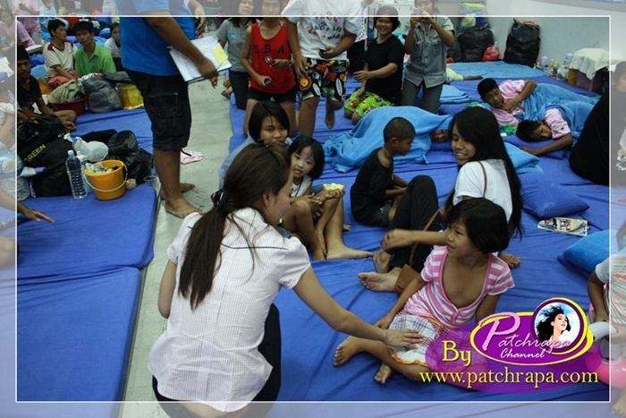 บทสนทนา ที่อั้ม พัชราภา และเอ ศุภชัย คุยกับคุณยายที่ประสบภัยน้ำท่วม