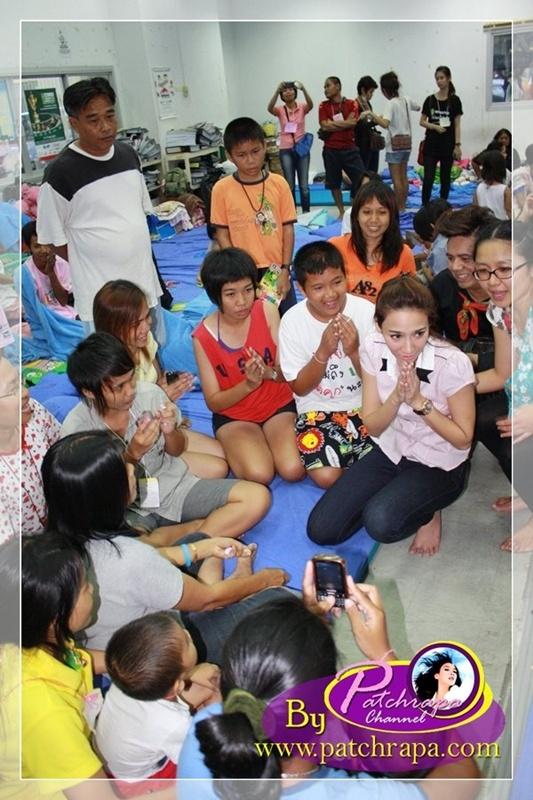 บทสนทนา ที่อั้ม พัชราภา และเอ ศุภชัย คุยกับคุณยายที่ประสบภัยน้ำท่วม