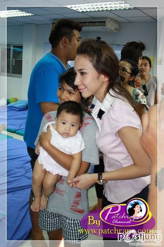 บทสนทนา ที่อั้ม พัชราภา และเอ ศุภชัย คุยกับคุณยายที่ประสบภัยน้ำท่วม