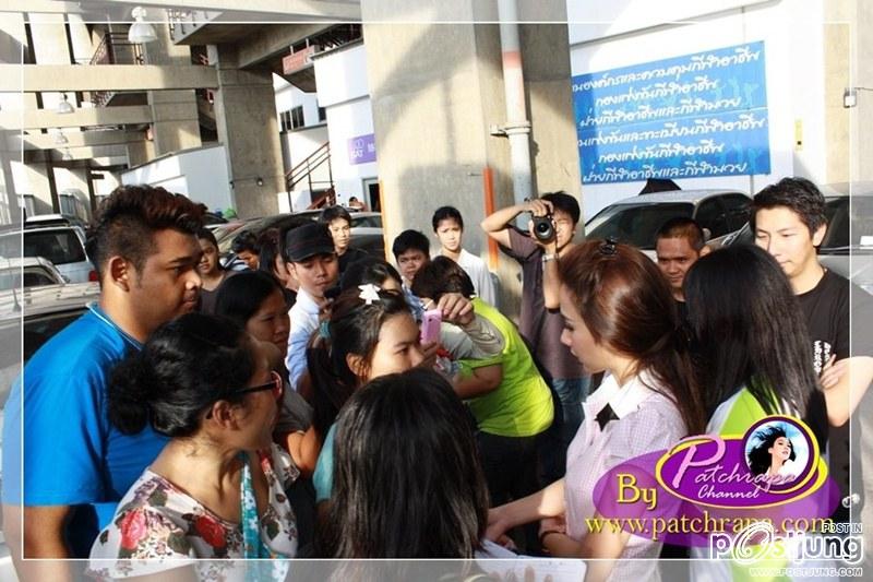 บทสนทนา ที่อั้ม พัชราภา และเอ ศุภชัย คุยกับคุณยายที่ประสบภัยน้ำท่วม