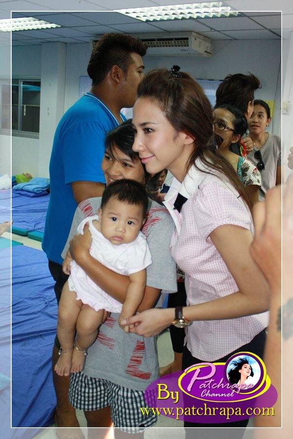 อั้ม พัชราภา ให้กำลังใจผู้ประสบภัยน้ำท่วม