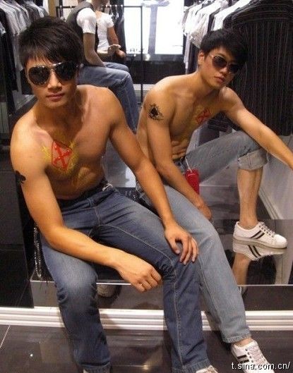 เอาหนุ่มๆ มาฝากช่วงเย็น ทองหล่อน้ำจะท่วมแว้วว ฮือๆๆ By Chay-ake