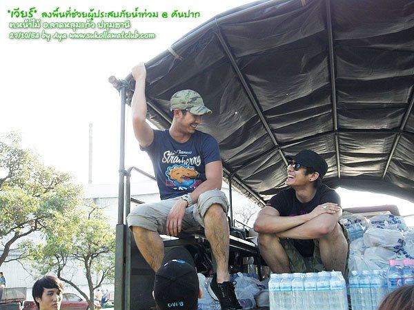 เวียร์ ศุกลวัฒน์ & รายการคันปาก ลงพื้นที่ช่วยเหลือผู้ประสบภัยน้ำท่วม