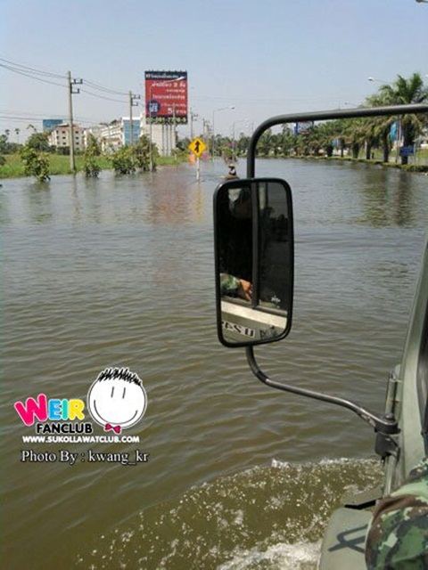 เวียร์ ศุกลวัฒน์ & รายการคันปาก ลงพื้นที่ช่วยเหลือผู้ประสบภัยน้ำท่วม