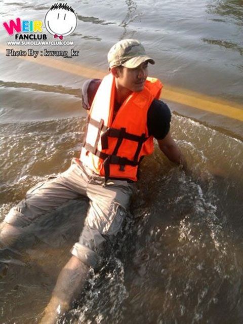 เวียร์ ศุกลวัฒน์ & รายการคันปาก ลงพื้นที่ช่วยเหลือผู้ประสบภัยน้ำท่วม