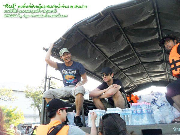เวียร์ ศุกลวัฒน์ & รายการคันปาก ลงพื้นที่ช่วยเหลือผู้ประสบภัยน้ำท่วม