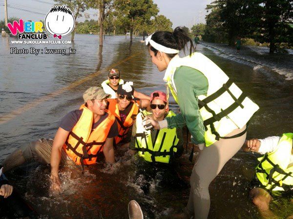 เวียร์ ศุกลวัฒน์ & รายการคันปาก ลงพื้นที่ช่วยเหลือผู้ประสบภัยน้ำท่วม