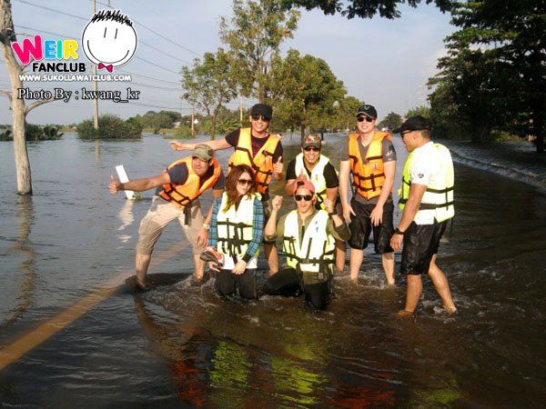 เวียร์ ศุกลวัฒน์ & รายการคันปาก ลงพื้นที่ช่วยเหลือผู้ประสบภัยน้ำท่วม