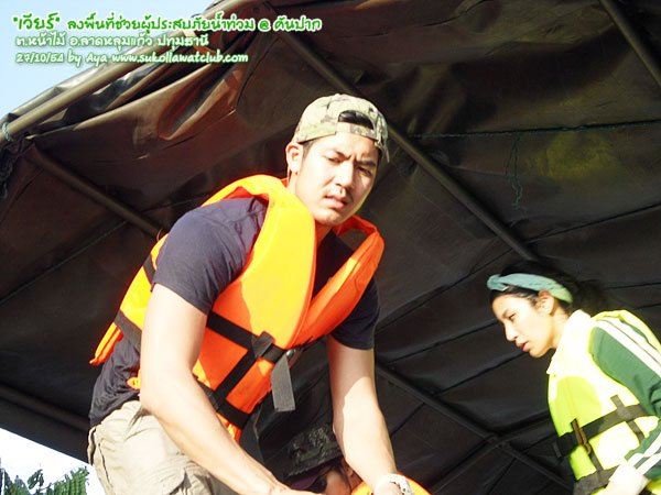 เวียร์ ศุกลวัฒน์ & รายการคันปาก ลงพื้นที่ช่วยเหลือผู้ประสบภัยน้ำท่วม