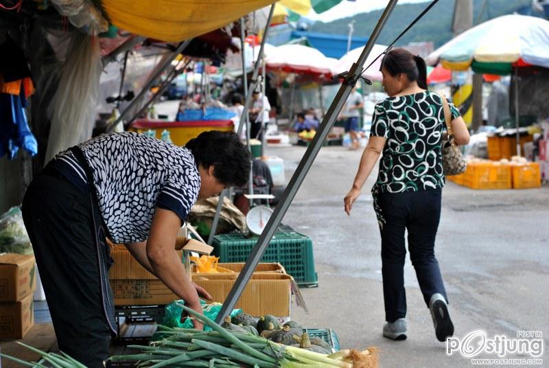 แม่ค้าขายของบนถนน