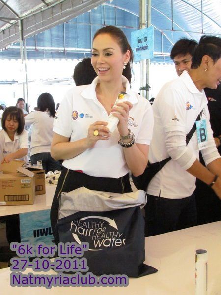 สี่สาวแพนทีน อาสาแพคของช่วยเหลือผู้ประสบภัยน้ำท่วม