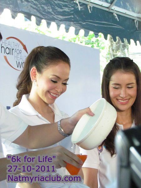 สี่สาวแพนทีน อาสาแพคของช่วยเหลือผู้ประสบภัยน้ำท่วม