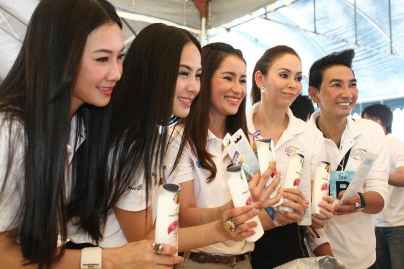 สี่สาวแพนทีน อาสาแพคของช่วยเหลือผู้ประสบภัยน้ำท่วม