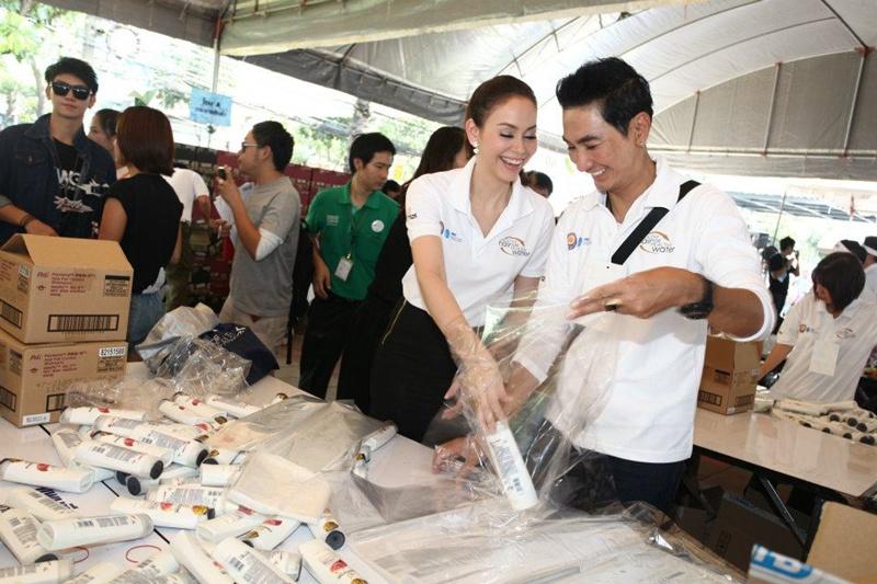 สี่สาวแพนทีน อาสาแพคของช่วยเหลือผู้ประสบภัยน้ำท่วม