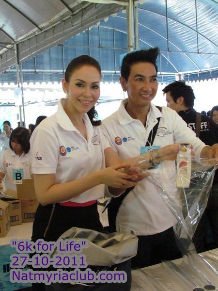 สี่สาวแพนทีน อาสาแพคของช่วยเหลือผู้ประสบภัยน้ำท่วม