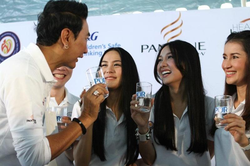 สี่สาวแพนทีน อาสาแพคของช่วยเหลือผู้ประสบภัยน้ำท่วม