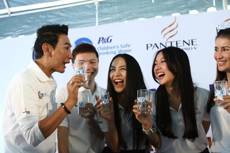 สี่สาวแพนทีน อาสาแพคของช่วยเหลือผู้ประสบภัยน้ำท่วม