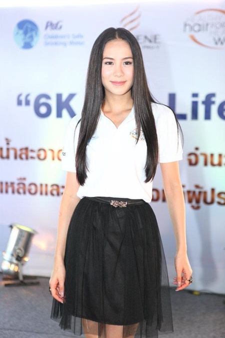 สี่สาวแพนทีน อาสาแพคของช่วยเหลือผู้ประสบภัยน้ำท่วม